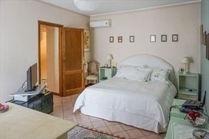 Villa Pietra Serena : спальня с двуспальной кроватью