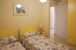Appartamento Arancione : спальня с двумя кроватями