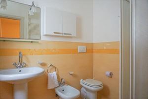 Appartamento Arancione : Ванная комната с душем