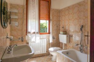 Villa Serena : Ванная комната с ванной