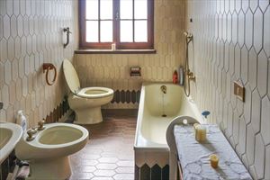 Villa Bussola Domani : Ванная комната с ванной