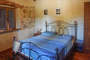 Villa Countryside Pietrasanta : спальня с двуспальной кроватью