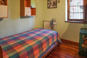 Villa Countryside Pietrasanta : спальня с односпальной кроватью