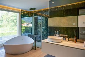 Villa Paradise : Bathroom with tube
