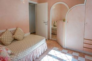 Villa dei Marmi : спальня с односпальной кроватью