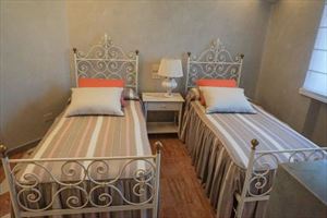 Villa dei Marmi : спальня с двумя кроватями