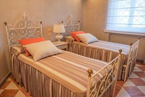 Villa dei Marmi : спальня с двумя кроватями