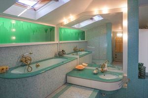 Villa dei Marmi : Bathroom with tube