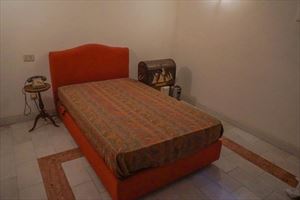 Villa dei Marmi : спальня с двуспальной кроватью