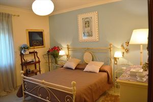 Villa  Sole Verde  : спальня с двуспальной кроватью