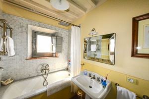 Villa Unique : Ванная комната с ванной