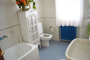 Villa  Sole Verde  : Bathroom with tube