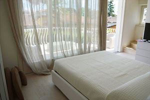 Villa Bianca : спальня с двуспальной кроватью