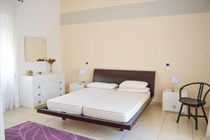 Villa Grazia : спальня с двуспальной кроватью