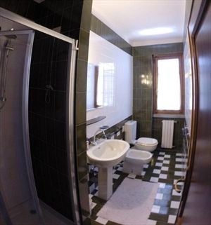 Villa Fiorella    : Ванная комната с душем