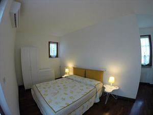 Villa Fiorella    : спальня с двуспальной кроватью