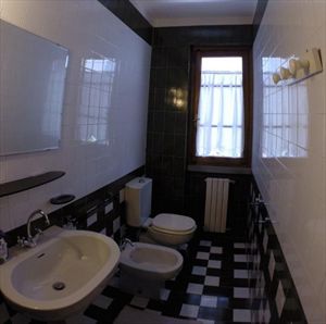 Villa Fiorella    : Ванная комната с ванной