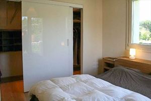 Villa California : спальня с двуспальной кроватью
