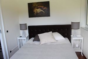 Villa  Ronchi Mare : спальня с двуспальной кроватью