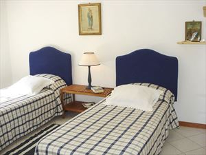Villa La Riva : спальня с двумя кроватями