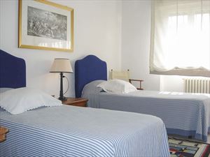 Villa La Riva : спальня с двумя кроватями