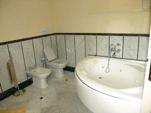Villa  dei Cigni  : Bathroom with tube
