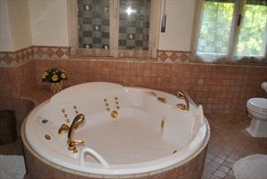 Villa Pineta : Bathroom with tube