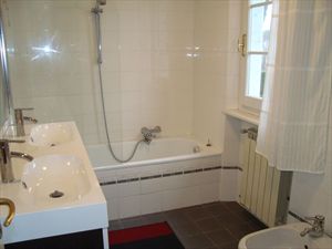 Villa del Cavaliere : Ванная комната с ванной