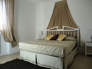 Villa Angelica : спальня с двуспальной кроватью