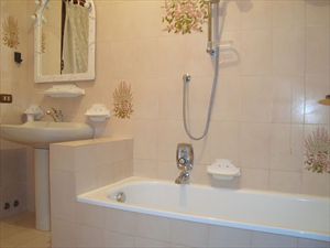 Villa Annita : Ванная комната с ванной