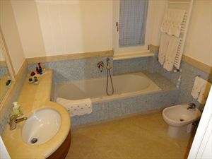 Villa  Arcobaleno  : Ванная комната с ванной
