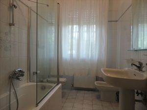 Villa Aurora  : Bathroom with tube