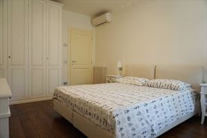 Villa Benigni  : спальня с двуспальной кроватью