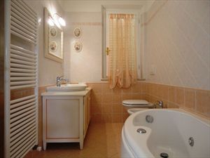 Villa Calipso : Bathroom with tube