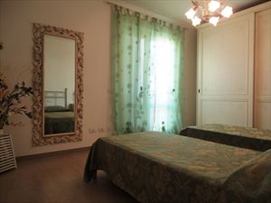 Villa Calipso : спальня с двумя кроватями
