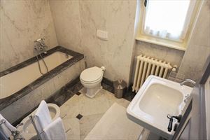 Villa Camilla   : Bathroom with tube