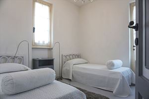 Villa Camilla   : спальня с двумя кроватями