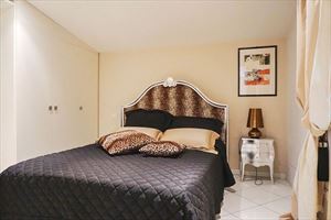 Villa Carolina : спальня с двуспальной кроватью