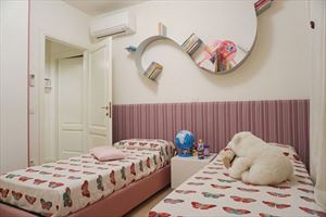 Villa Carolina : спальня с двумя кроватями