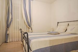 Villa Carolina : спальня с двуспальной кроватью