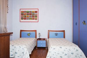 Villa Carrara : спальня с двумя кроватями