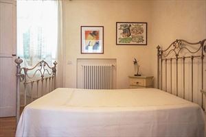 Villa Carrara : спальня с двуспальной кроватью