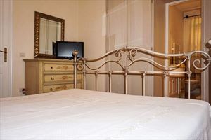 Villa Carrara : спальня с двуспальной кроватью