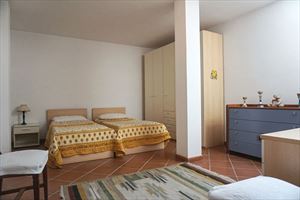 Villa Carrara : спальня с двумя кроватями