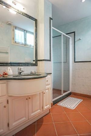 Villa Carrara : Ванная комната с душем