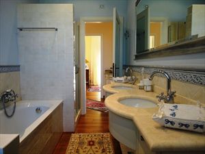 Villa Cleopatra : Ванная комната с ванной