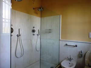 Villa Cleopatra : Bagno con doccia