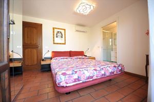Villa Cora : спальня с двуспальной кроватью