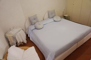 Villa Felicita : спальня с двуспальной кроватью