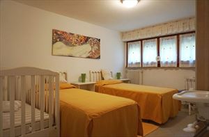 Villa Fior di Loto : спальня с двумя кроватями